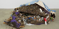 Ein Klumpen aus gefundenem Müll, Erde und Laub des Künstlers Ryan Siegan-Smith