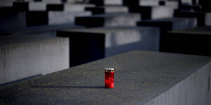 Ein rotes Grablich steht auf einem Kubus des Denkmals für die ermordeten Juden Europas in Berlin