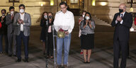 Der abgesetzte Präisdent Vizcarra steht mit gesenktem Blick in weißem Hemd und Jeans vor einem Mikrofon vor dem Präsidentenpalast