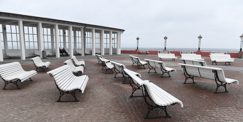 Leere Bänke an einer Strandpromenade in Binz/ Mecklenburg-Vorpommern