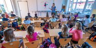 Ein Klassenraum voller Kinder