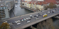 Aus der Luft fotografiert: Verkehr fließt über die achtspurige Mühlendammbrücke in der Nähe des Alexanderplatzes. Die Brücke soll in etwa fünf Jahren abgerissen werden. Jetzt gibt es Streit um die Neubaupläne