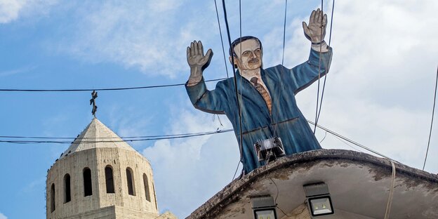 Eine Assad-Figur auf einem Hausdach in Qamschli, Syrien