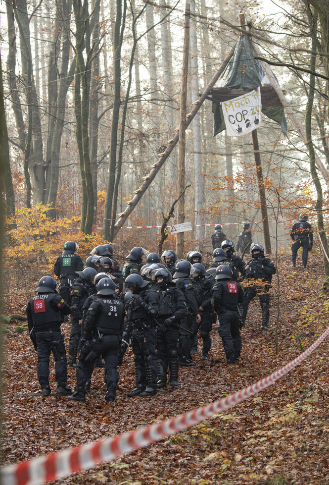 Die Polizei vor Barrikaden und Baumhäusern im Dannenröder Forst