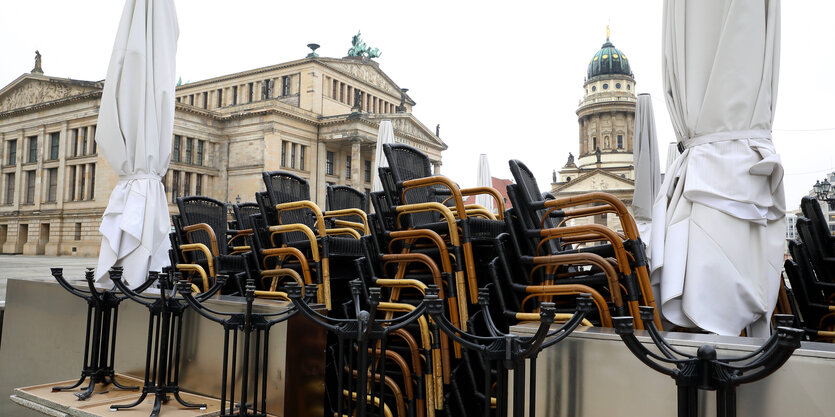 Viele Stühle stehen auf den Sitzflächen am Gendarmenmarkt