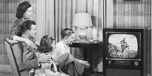Eine Familie schaut auf einem schwarz-weiß-foto gemeinsam fern