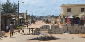 Strassenszene mit Barrikaden in der Stadt Yopougon, Elfenbeinküste
