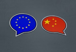 Sprechbalse mit Europafahne und chinesischer Fahne