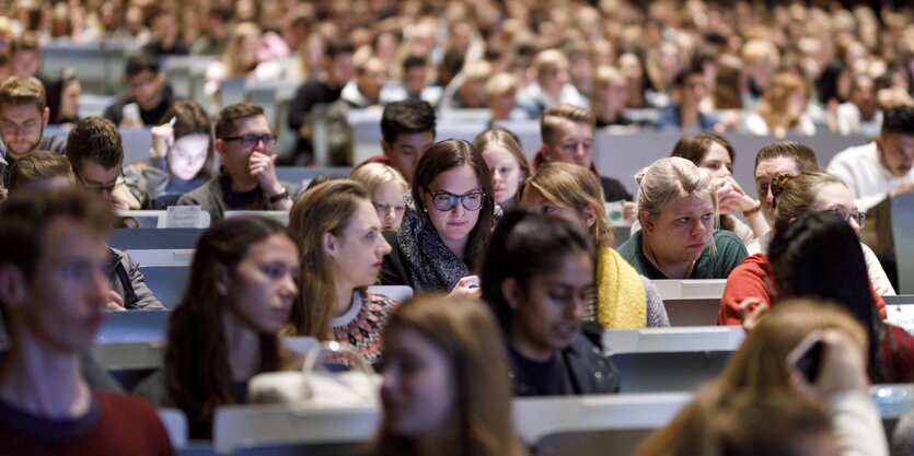 Studierende sitzen in einem Hörsaal