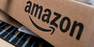 Ein Paket mit Amazon Logo