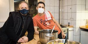 Das Bild zeigt zwei Männer in einer Küche einer Einrichtung der Kältehilfe in Berlin.
