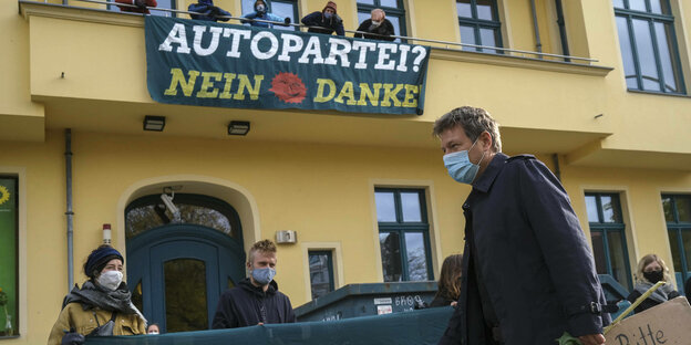 Grünen-Chef Robert Habeck am 28.10. vor der von Umweltakivist*innen besetzten Parteizentrale der Grünen