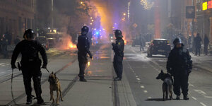 Polizisten in Leipzig-Connewitz vor brennenden Barrikaden