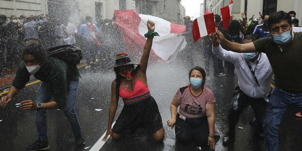 Protest gegen Abwahl des peruanischen Präsidenten vor dem Kongress in Lima . Die Polizei setzt Wasserwerfer ein.
