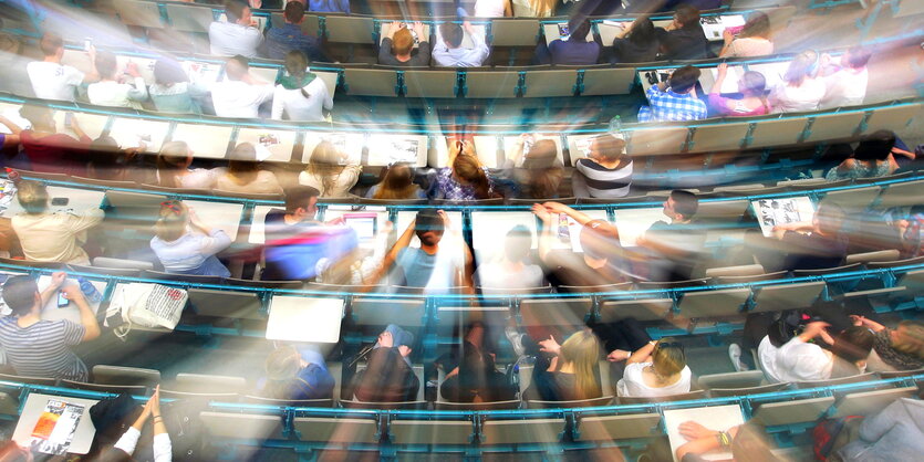 StudentInnen sitzen im Hörsaal, Sicht von oben.