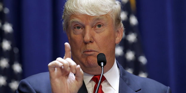 Donald Trump mit erhobenem Zeigefinger