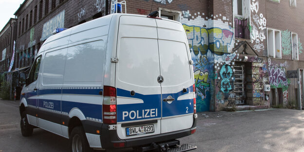 Ein Polizeiwagen 2017 vor der KTS Freiburg.