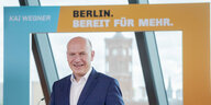 Kai Wegner, 48, ist Spitzenkandidat der CDU Berlin. Er steht vor einem Aufsteller mit der Aufschrift: "Bereit für mehr".