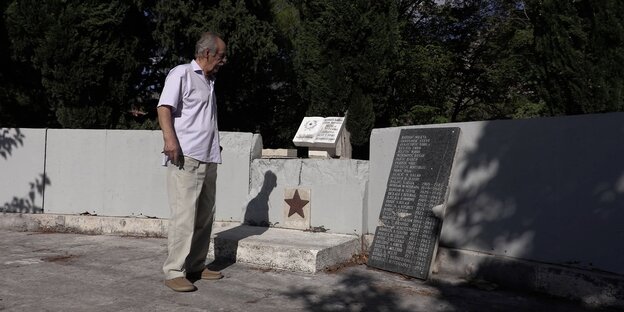 Ein Mann steht vor einem Denkmal für Partisanen aus dem zweiten Weltkrieg in Bosnien