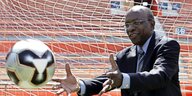 Jack Warner aus Trinidad und Tobago fängt einen Ball