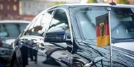 Deutschlandflagge am Auto des Bundesaussenministers Heiko Maas