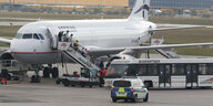 Migranten steigen am Flughafen Hannover aus einem Flugzeug