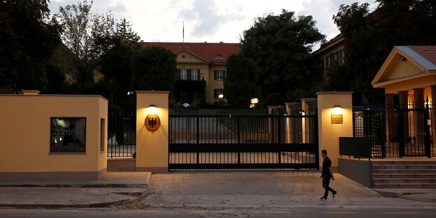 Gebäude der Deutschen Botschaft in Ankara in der Dämmerung