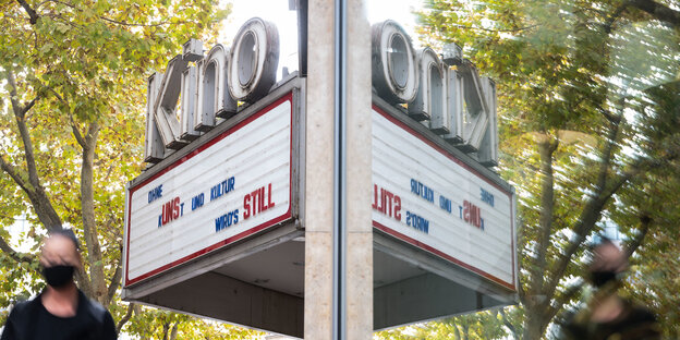 Ein Kino in der Innenstadt hat auf seiner Werbetafel den Satz "Ohne Kunst und Kultur wird's still" stehen.