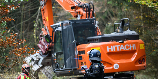 Ein Bagger rollt an, um die Baumhäuser und Barrikaden zu beseitigen