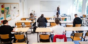 Schüler*innen in einem leeren Klassenraum