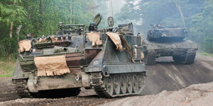 Leopard-Panzer in Polen auf dem Weh ins Mannöver
