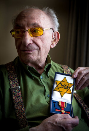 Walter Frankenstein hält seinen Judenstern und das Bundesverdienstkreuz in einer Schachtel Walter Frankenstein hält seinen Judenstern und das Bundesverdienstkreuz in einer Schachtel