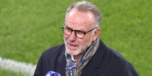 Karl-Heinz Rummenigge hinter einem Mikrofon des Bezahlsenders Sky