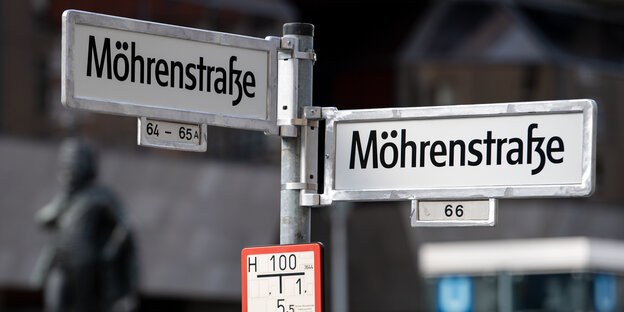 Thema Koloniale Vergangenheit: Zwei Straßenschilder der Mohrenstraße wurden durch Aufkleben schwarzer Punkte zur Möhrenstraße