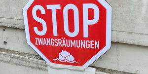 An einem Fahrzeug klebt ein achteckeiges, rotes Schild mit der Aufschrift "Stop Zwangsräumungen"
