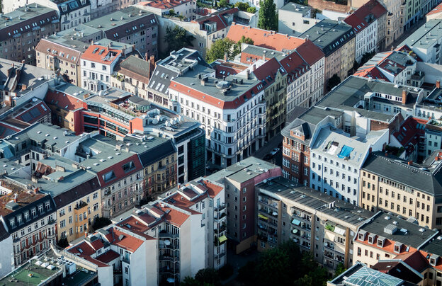 Viele Häuser in Berlin-Mitte vom Berliner Fernsehturm aus gesehen