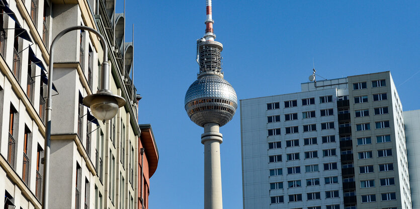 Der Fernsehturm ist zwischen sanierten Altbauten und einem Plattenbau-Hochhaus zu sehen – ein Symbolbild zum Thema Mieten und Wohnen und Mietdeckel