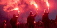 Marsch nationalistischer Gruppen in Warschau mit bengalischem Feuer