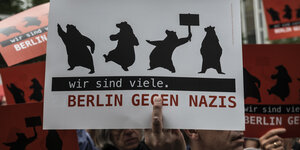 Bei einer Demo hält ein Mann ein Schild hoch, auf dem steht: "Berlin gegen Nazis"