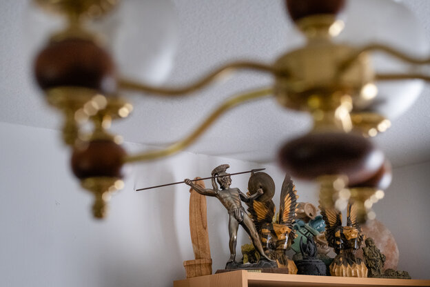 Eine mehrarmige Lampe, die von einer Decke hängt Eine mehrarmige Lampe, die von einer Decke hängt