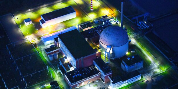 Das stillgelegte Kernkraftwerk in Stadersand, Niedersachsen bei Nacht aus der Vogelperspektive