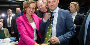 AfD-Bundessprecher Tino Chrupalla und Parteifreundin Beatrix von Storch zeigen Chrupallas grüne Krawatte mit Dackel-Design