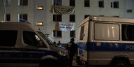 Polizeiwagen stehen vor einem Haus in der Habersaathestraße das Aktivistinnen besetzt haben