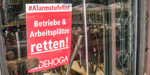 Plakat mit der Aufschrift "#AlarmstufeRot - Betriebe & Arbeitsplätze retten!“