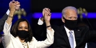 Kamala Harris und Joe Biden halten sich an den Händen und recken diese in Siegerpose nach oben