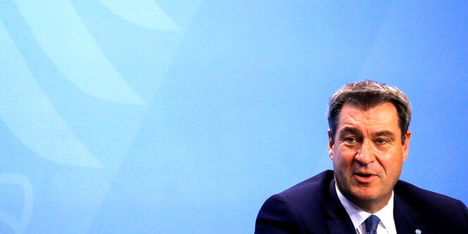 Markus Söder vor blauem Hintergrund