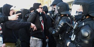 Rechte Demonstranten in Leipzig gegen die Polizei