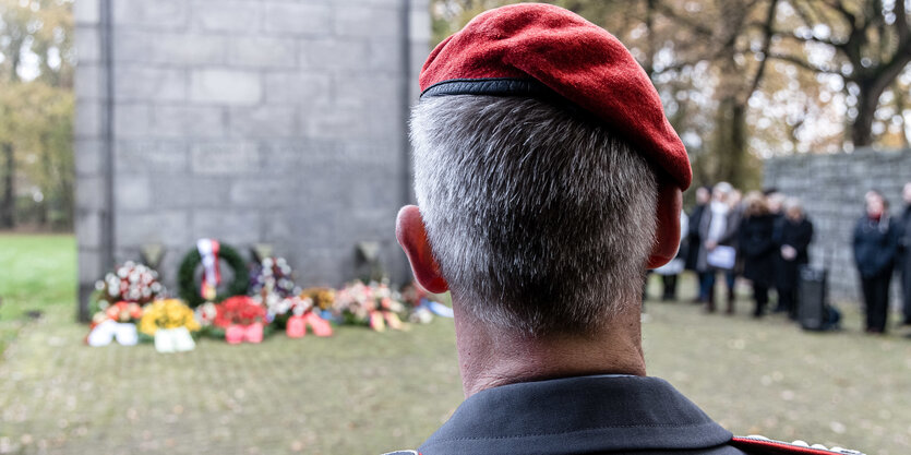 Rückansicht eines Soldaten bei Gedenkfeier