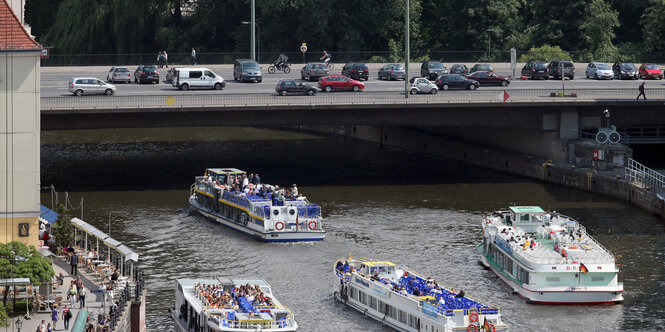 Die Mühlendammbrücke in Mitte vom Wasser aus fotografiert. Auf der Brücke viele Autos. Die Brücke soll saniert werden, das sorgt für Streit bei Politik und Anwohnern