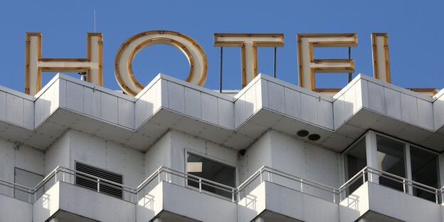 Ein Sück Fassade eines Hotels: es gibt die Idee, leerstehende Hotels für Obdachlose anzumieten